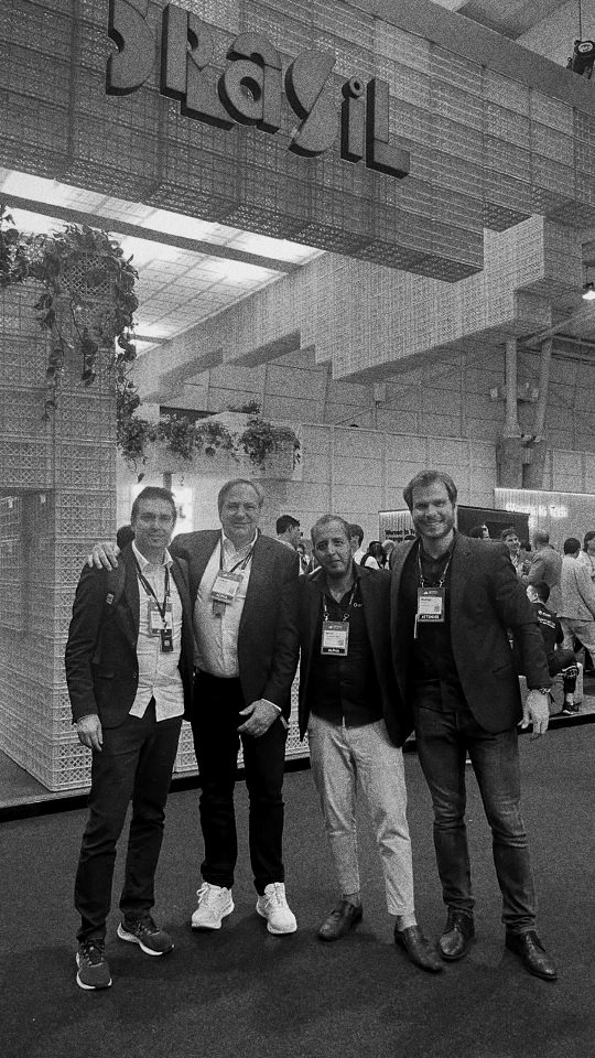 Silvio Cabral Jr. com o time no pavilhão do Brasil no Web Summit